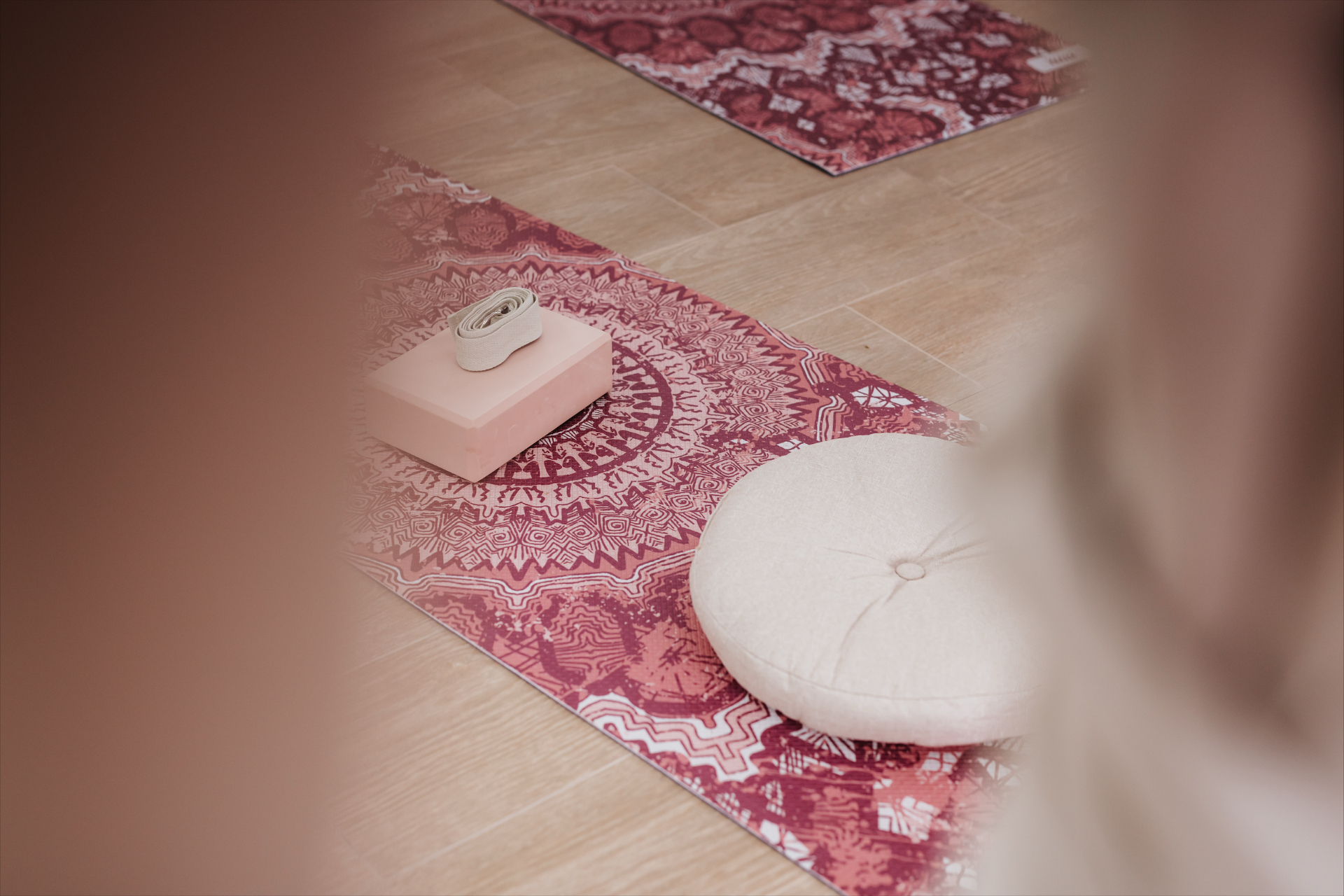 Tapis de yoga à motif mandala rose avec bloc et sangle