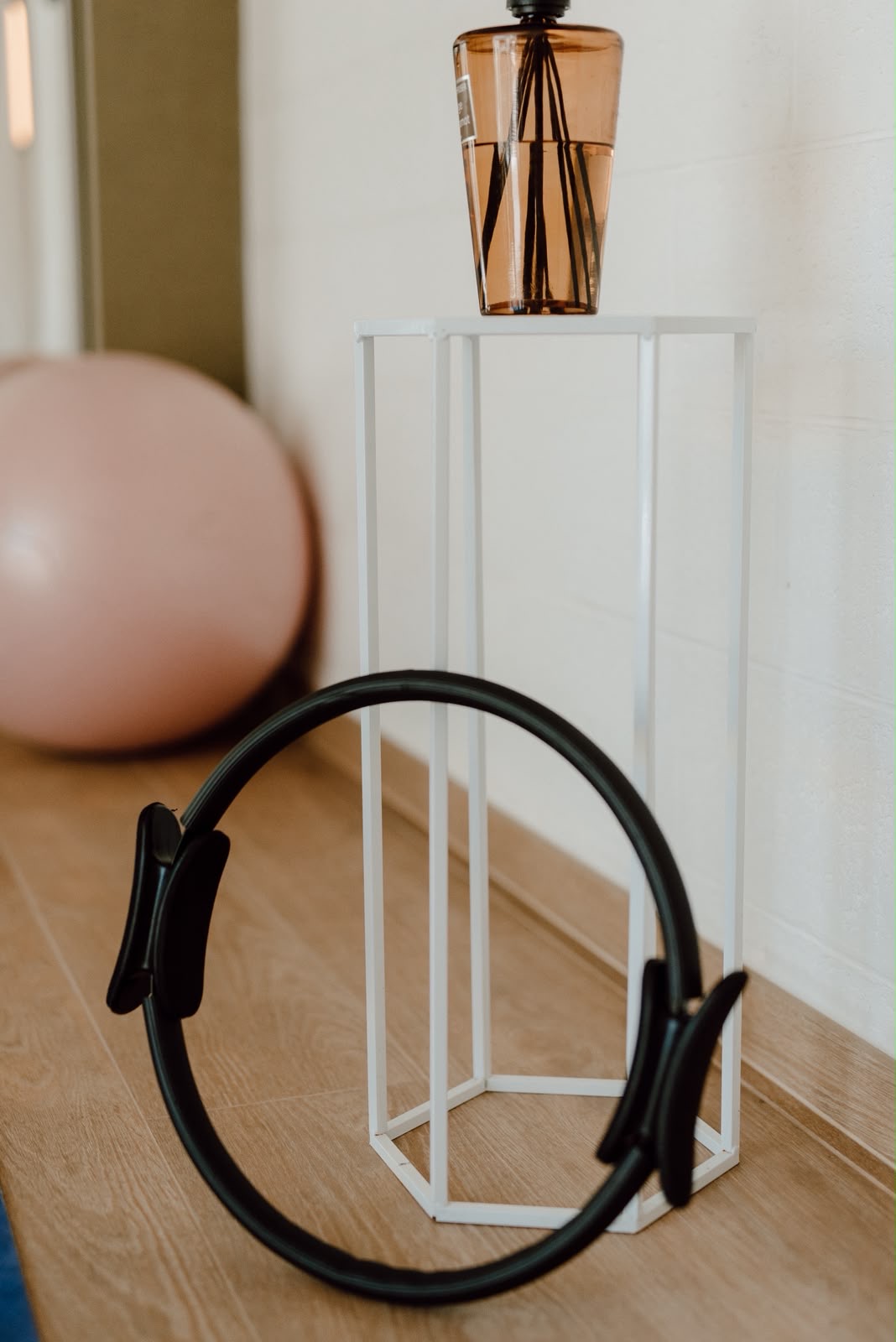 Cercle Pilates et ballon posés près de l'entrée du studio