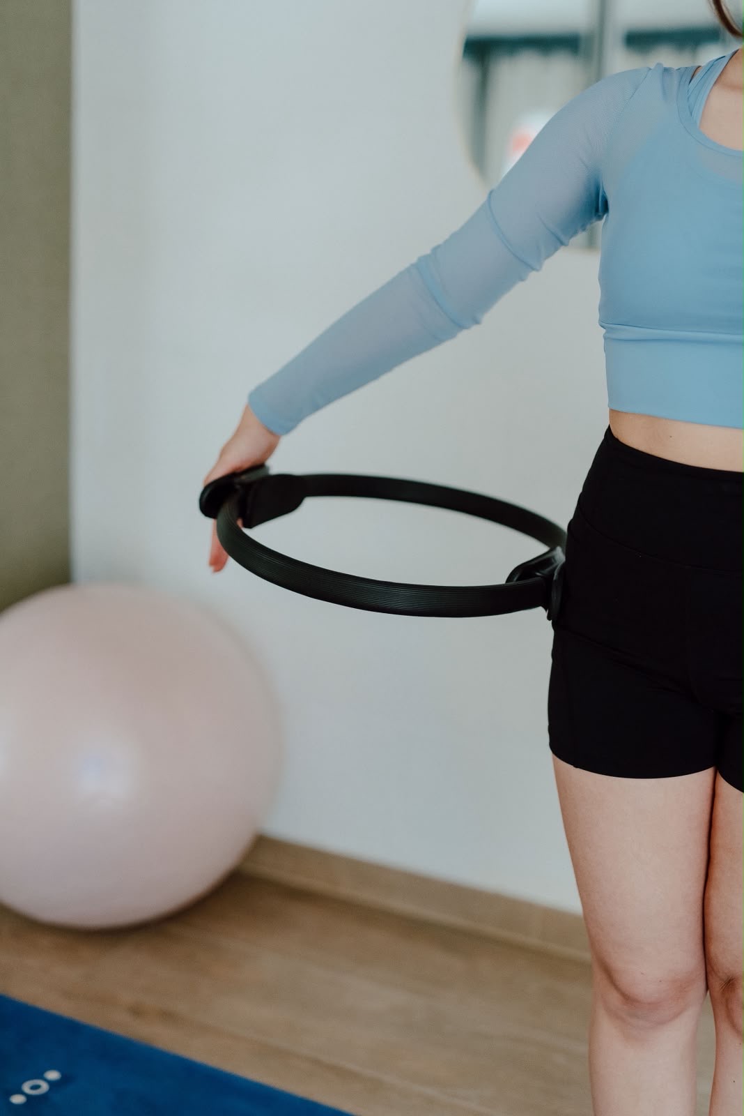 Utilisation du cercle Pilates pendant un cours au sol