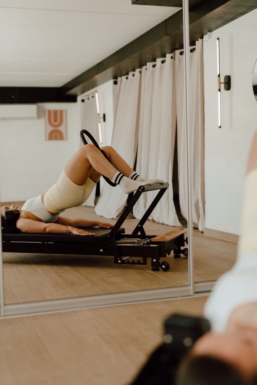 Exercice de pont sur le Reformer avec cercle Pilates